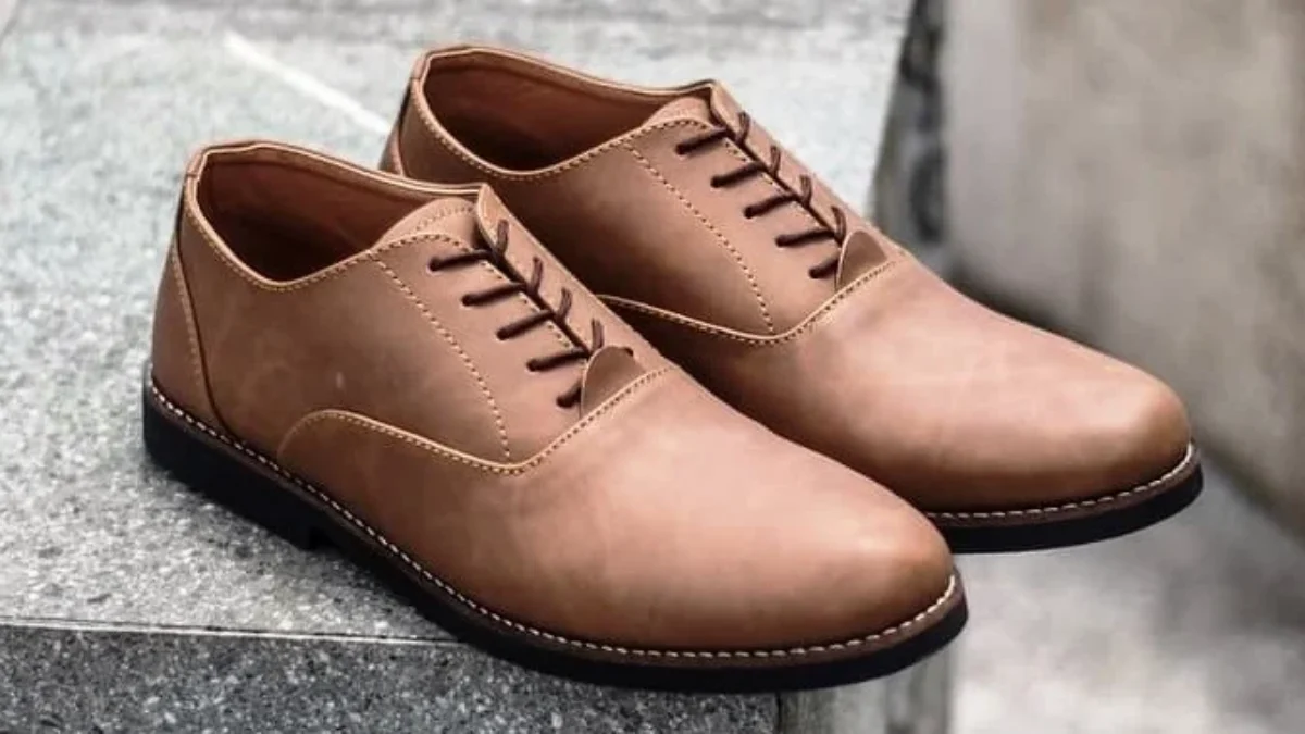 Jenis Sepatu yang Cocok Dipadukan dengan Kemeja Batik