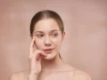 Cara Meratakan Warna Kulit Wajah yang Belang dan Kusam Lengkap