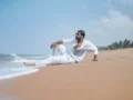 Gaya Pakaian Santai Pantai yang Nyaman dan Tetap Rapi