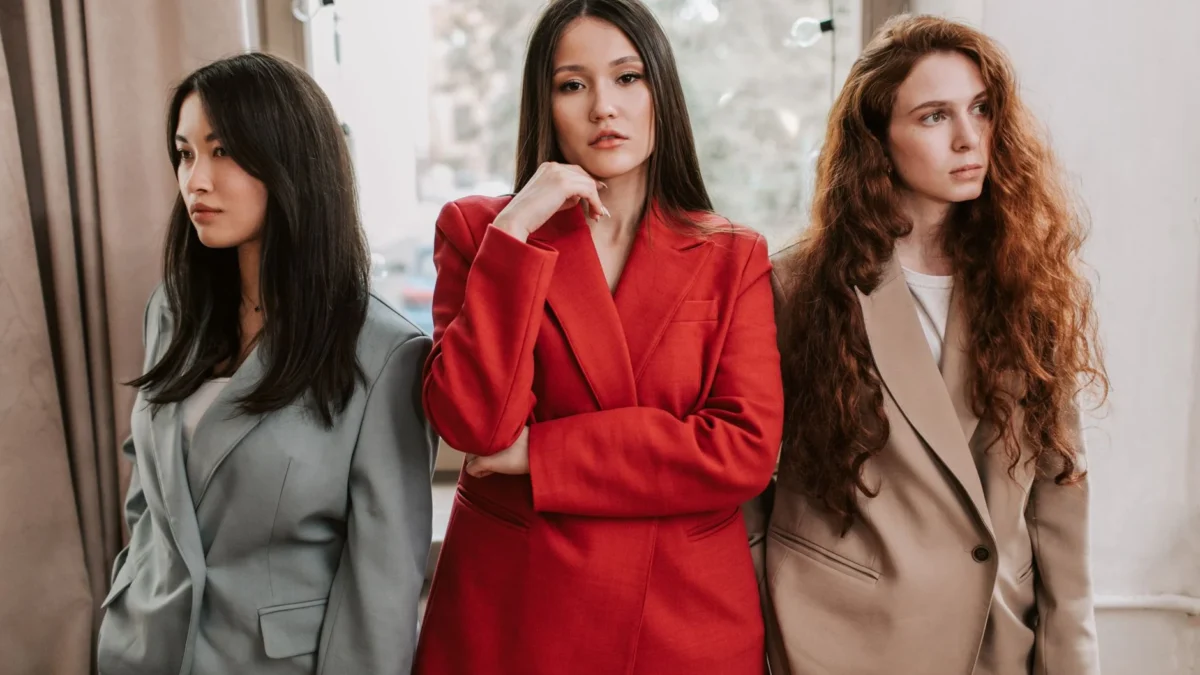 Pakaian Elegan Wanita Karir yang Praktis dan Nyaman