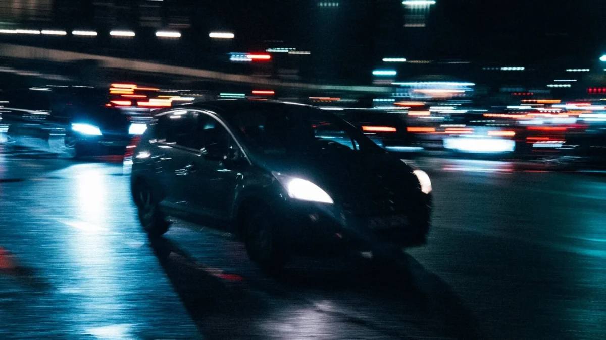 Tips Mengemudi Mobil Malam Hari agar Aman dan Tidak Silau